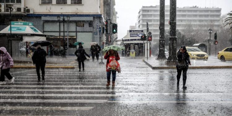Κακοκαιρία Erminio: Κλειστά σχολεία και ακυρώσεις δρομολογίων σε νησιά και Αττική
