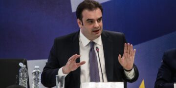 Πιερρακάκης: Το πλεόνασμα θα είναι πάνω από τον στόχο - Ο επιπλέον δημοσιονομικός χώρος θα επιστρέψει στους πολίτες