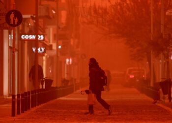 Απόκοσμες εικόνες σε Κρήτη και Κυκλάδες: «Πνίγηκαν» από την αφρικανική σκόνη - Προβλήματα σε πτήσεις και ακτοπλοϊκά δρομολόγια - ertnews.gr