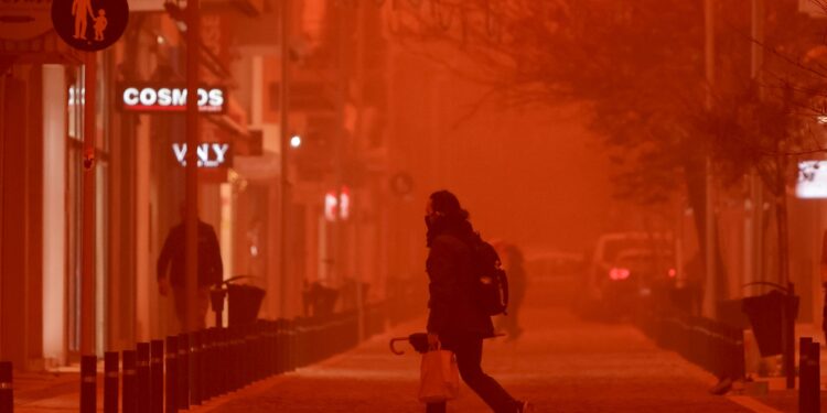 Απόκοσμες εικόνες σε Κρήτη και Κυκλάδες: «Πνίγηκαν» από την αφρικανική σκόνη - Προβλήματα σε πτήσεις και ακτοπλοϊκά δρομολόγια - ertnews.gr