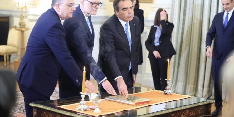 Live: Ορκίστηκαν τα νέα μέλη της κυβέρνησης Σχοινάς, Τουρνάς και Λαζαρίδης
