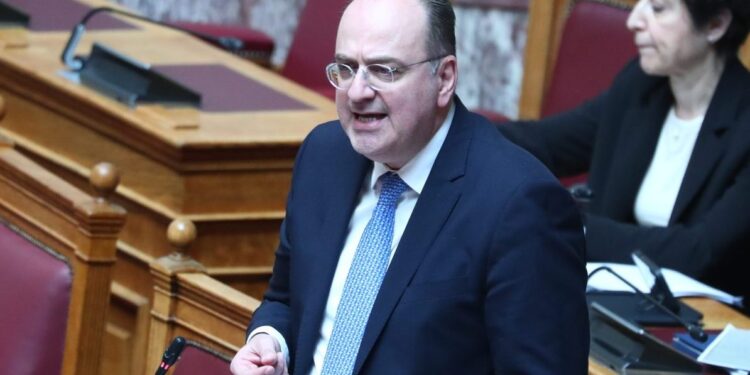 Καταιγισμός πυρών από ΠΑΣΟΚ και ΣΥΡΙΖΑ κατά της κυβέρνησης για Λαζαρίδη – «Τι γραμμάτια ξεπληρώνει ο Μητσοτάκης και τον καλύπτει;»