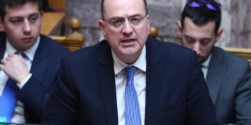 Νέο πεδίο πολιτικής αντιπαράθεσης ο Μακάριος Λαζαρίδης - «Δεν υπάρχει ζήτημα για την παραμονή του στην κυβέρνηση» λέει ο Π. Μαρινάκης