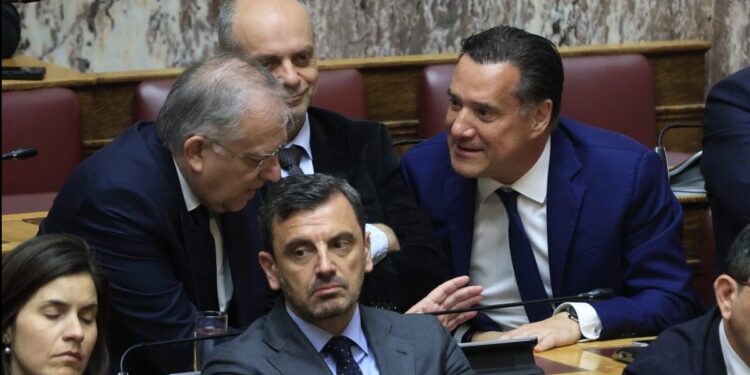 Σφοδρή πολιτική σύγκρουση στη Βουλή για την Ευρωπαϊκή Εισαγγελία – «Βάλτε λουρί στον Γεωργιάδη» είπε ο Βελόπουλος