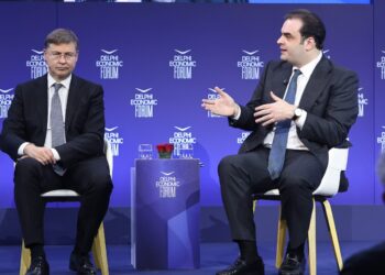Πιερρακάκης από Φόρουμ Δελφών: Δεν επίκειται νέο πακέτο μέτρων - Ντομπρόβσκις: «Όχι» στη ρήτρα διαφυγής