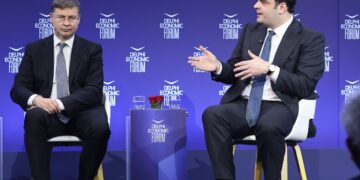 Πιερρακάκης από Φόρουμ Δελφών: Δεν επίκειται νέο πακέτο μέτρων - Ντομπρόβσκις: «Όχι» στη ρήτρα διαφυγής