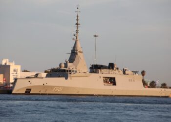 Επίσκεψη υψηλού συμβολισμού Μητσοτάκη - Μακρόν στη φρεγάτα «Κίμων» και υπογραφή συμφωνιών στο Μέγαρο Μαξίμου