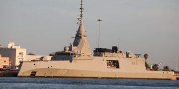 Επίσκεψη υψηλού συμβολισμού Μητσοτάκη - Μακρόν στη φρεγάτα «Κίμων» και υπογραφή συμφωνιών στο Μέγαρο Μαξίμου