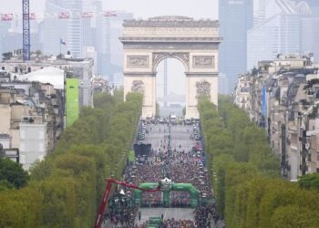 Σχεδόν 60.000 άνθρωποι στην εκκίνηση του γαλλικού μαραθωνίου την Κυριακή στα Ηλύσια Πεδία - www.ertsports.gr