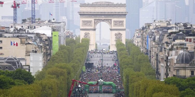 Σχεδόν 60.000 άνθρωποι στην εκκίνηση του γαλλικού μαραθωνίου την Κυριακή στα Ηλύσια Πεδία - www.ertsports.gr