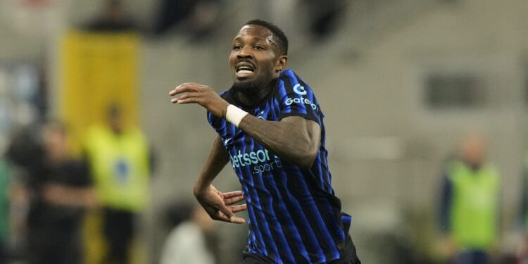 Η Ίντερ πήρε με ανατροπή την ματσάρα στο Κόμο και αγκάλιασε το πρωτάθλημα - www.ertsports.gr