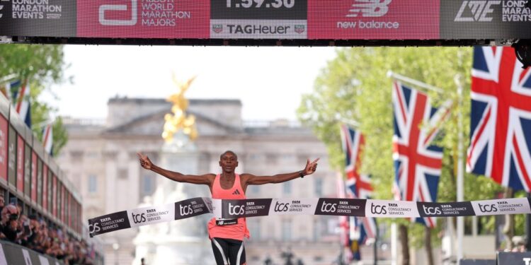 Ασύλληπτο: Ο Σάουε κατέρριψε το "φράγμα" των δύο ωρών στον Μαραθώνιο του Λονδίνου - www.ertsports.gr