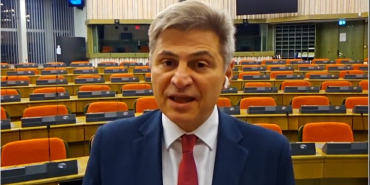 Συμπόρευση με το ΠΑΣΟΚ ανακοίνωσε ο Νικόλας Φαραντούρης