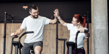 Πώς να ενισχύσετε την αντοχή σας με απλές, έξυπνες προπονήσεις εάν είστε πάνω από 50