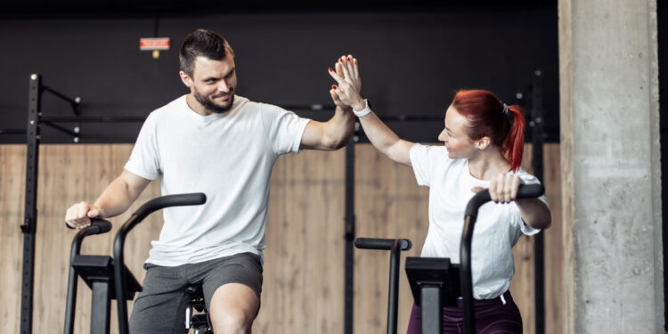 Πώς να ενισχύσετε την αντοχή σας με απλές, έξυπνες προπονήσεις εάν είστε πάνω από 50
