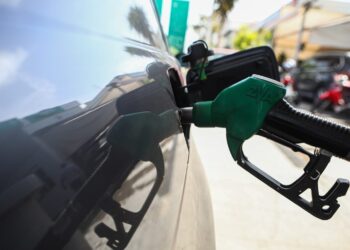 Πρόστιμα σε πρατήρια στην Αττική και την Ρόδο για υπέρβαση του πλαφόν στα καύσιμα