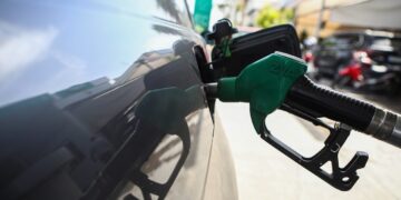 Πρόστιμα σε πρατήρια στην Αττική και την Ρόδο για υπέρβαση του πλαφόν στα καύσιμα