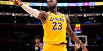 ΛεΜπρόν-Μπρόνι, πατέρας και γιος για πρώτη φορά μαζί σε αγώνα playoffs του ΝΒΑ (video) - www.ertsports.gr