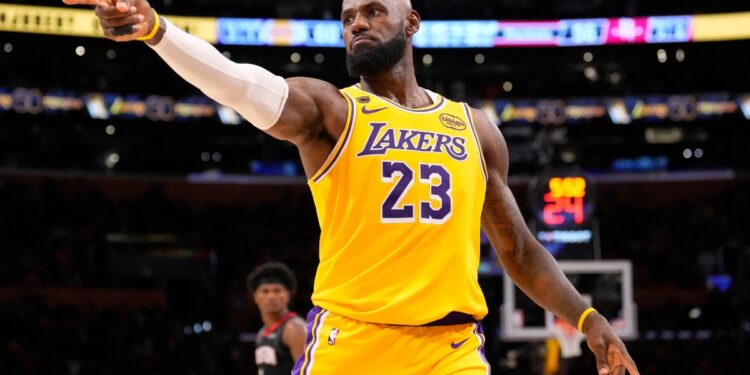 ΛεΜπρόν-Μπρόνι, πατέρας και γιος για πρώτη φορά μαζί σε αγώνα playoffs του ΝΒΑ (video) - www.ertsports.gr