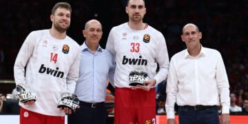 Βεζένκοφ και Μιλουτίνοφ παρέλαβαν τα βραβεία τους από τους αδερφούς Αγγελόπουλους - www.ertsports.gr