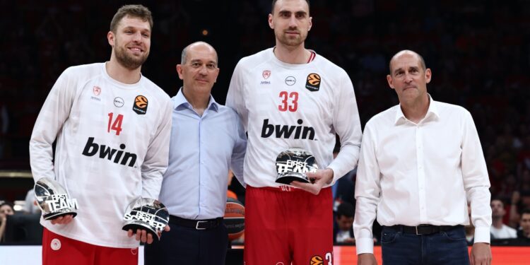 Βεζένκοφ και Μιλουτίνοφ παρέλαβαν τα βραβεία τους από τους αδερφούς Αγγελόπουλους - www.ertsports.gr