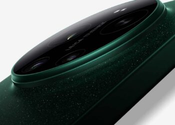 Xiaomi 17 Ultra Starlit Green camera closeup