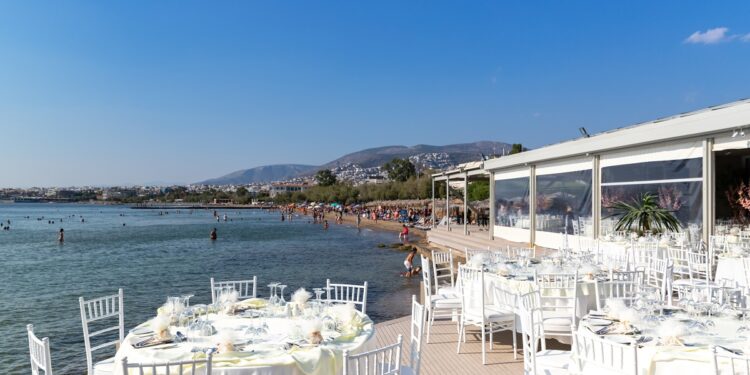 Πόλεμος, ακρίβεια και αβεβαιότητα «φρενάρουν» τον ελληνικό τουρισμό – Θεσμικοί του κλάδου μιλούν στο ΕΡΤnews.gr και εκπέμπουν σήμα αγωνίας