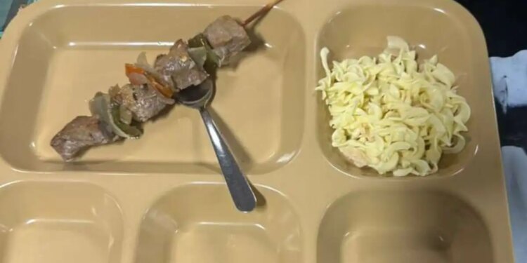 Αεροπλανοφόρο Abraham Lincoln: Καταγγελίες για υποσιτισμό των ναυτών - Ένα καλαμάκι, λίγα ζυμαρικά και άδειοι δίσκοι