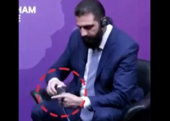 Συρία: Η αμήχανη στιγμή που δημοσιογράφος βοηθάει τον αλ Σάρα να ανοίξει ένα μπουκάλι