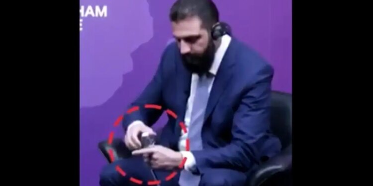 Συρία: Η αμήχανη στιγμή που δημοσιογράφος βοηθάει τον αλ Σάρα να ανοίξει ένα μπουκάλι