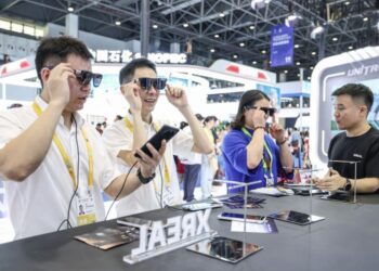 Γυαλιά τεχνητής νοημοσύνης σε ρόλο μεταφραστή στο επίκεντρο της προσοχής των επισκεπτών σε έκθεση τεχνολογίας στην Κίνα