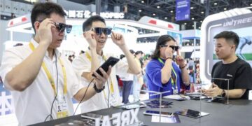 Γυαλιά τεχνητής νοημοσύνης σε ρόλο μεταφραστή στο επίκεντρο της προσοχής των επισκεπτών σε έκθεση τεχνολογίας στην Κίνα