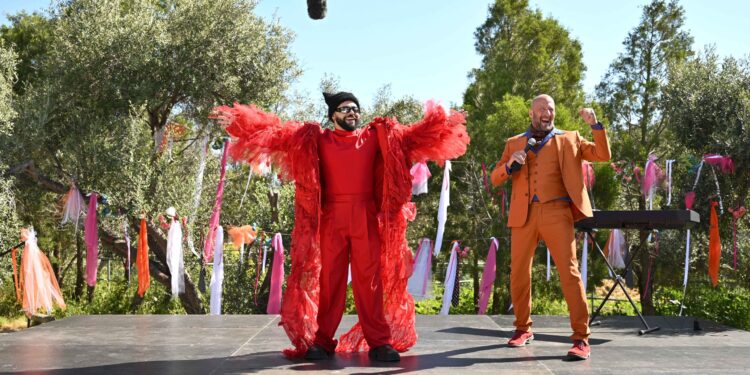 ΕΡΤ1 – «Το Παιδί»: Απόψε ο Akylas κάνει άνω-κάτω το Νεοχώρι – Μη χάσετε το μεγάλο γλέντι