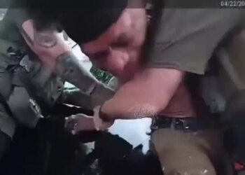 Σοκαριστικό περιστατικό στην Αλαμπάμα: Άνδρας δάγκωσε σκύλο της αστυνομίας τη στιγμή της σύλληψής του