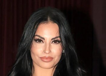 Η Δήμητρα Αλεξανδράκη έξαλλη με την οχλαγωγία σε εκκλησία