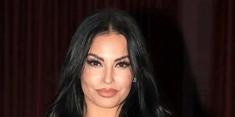 Η Δήμητρα Αλεξανδράκη έξαλλη με την οχλαγωγία σε εκκλησία