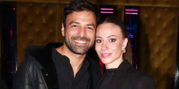 Οι ευχές της Σιμώνης Χριστοδούλου και η πόζα με την κόρη τους