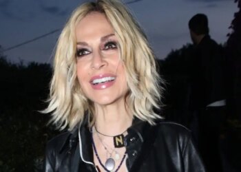 Η Άννα Βίσση κάνει διακοπές στο νησί Μπόρα Μπόρα