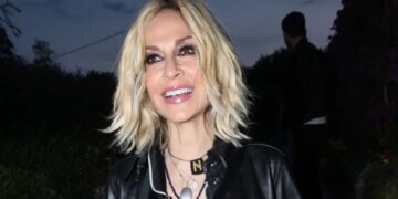 Η Άννα Βίσση κάνει διακοπές στο νησί Μπόρα Μπόρα