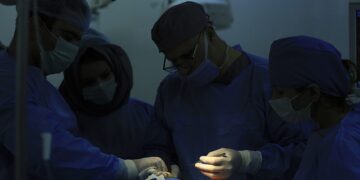 Νέα αμφιλεγόμενη τάση δημιουργεί αντιδράσεις: Παίρνουν λίπος από νεκρούς για να κάνουν αύξηση στήθους και γλουτών