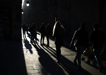 Κατάθλιψη: Τι «σκοτεινό» μπορεί να αποκαλύψει ο τρόπος που περπατάμε για την υγεία μας