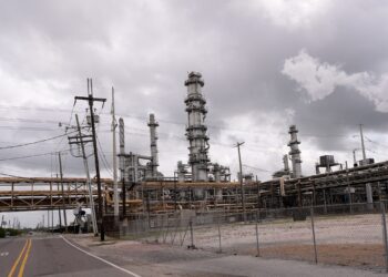 Εκτίναξη στις τιμές πετρελαίου: Το αμερικανικό αργό ξεπερνά το Brent για πρώτη φορά σε μία δεκαετία