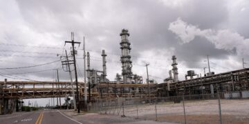 Εκτίναξη στις τιμές πετρελαίου: Το αμερικανικό αργό ξεπερνά το Brent για πρώτη φορά σε μία δεκαετία