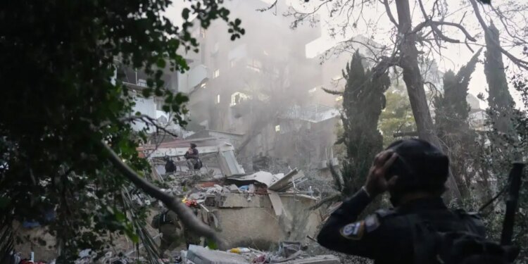 Επίδειξη δύναμης από τις ΗΠΑ μετά το τελεσίγραφο Τραμπ: Έχουμε χτυπήσει ως τώρα 13.000 στόχους στο Ιράν και 155 πλοία