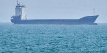 Ελάχιστα πλοία πρόλαβαν να διαβούν τα Στενά το Ορμούζ - Αγωνία για το άνοιγμα των αγορών