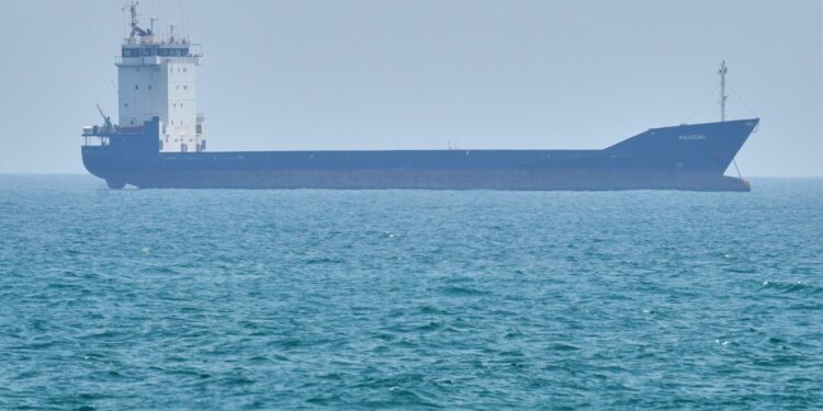 Ελάχιστα πλοία πρόλαβαν να διαβούν τα Στενά το Ορμούζ - Αγωνία για το άνοιγμα των αγορών