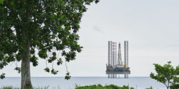 Νέα άνοδος του πετρελαίου μετά το πάγωμα των ειρηνευτικών συνομιλιών - Στα 106 δολάρια το Brent