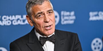 Τζορτζ Κλούνεϊ για το βραβείο Τσάπλιν: Συγκινημένος και λίγο αμήχανος με τη μεγάλη τιμή - Kαταδίκασε την επίθεση στον Τραμπ