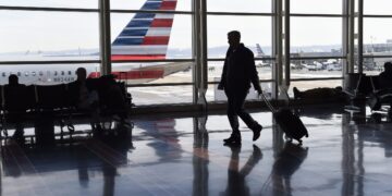 Γιατί οι τιμές των αεροπορικών εισιτηρίων θα παραμείνουν υψηλές στις ΗΠΑ ακόμα κι αν πέσουν οι τιμές των καυσίμων