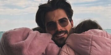 Ο Άρης Μουγκοπέτρος μοιράστηκε νέες τρυφερές φωτογραφίες με τις δίδυμες κόρες του